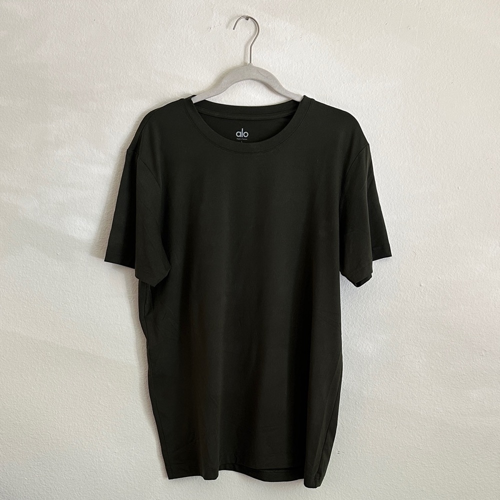 ALO Yoga Men's stealth green Short Sleeve Tee
